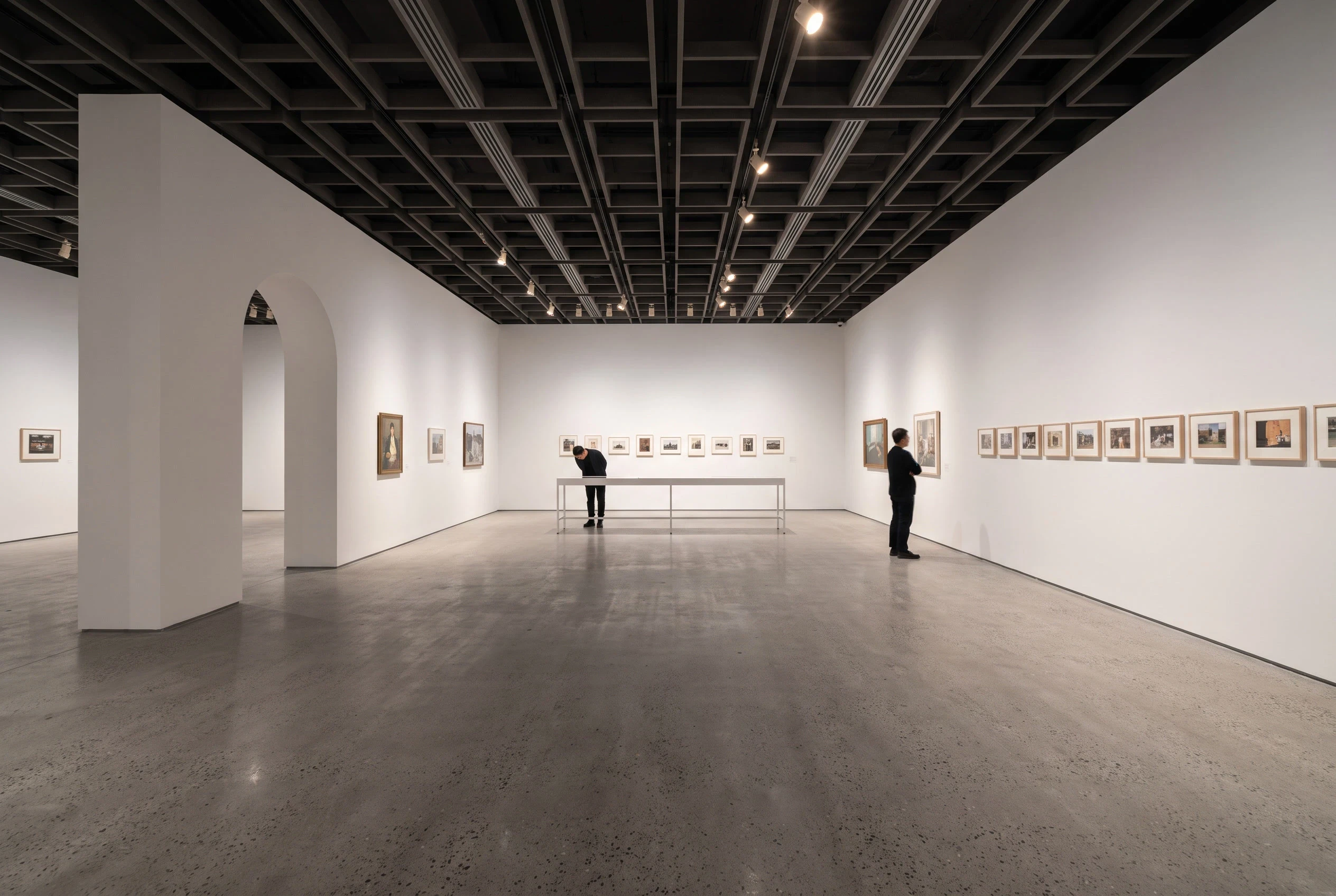 黑顶白墙的当代展厅，文化展陈 AI 设计参考