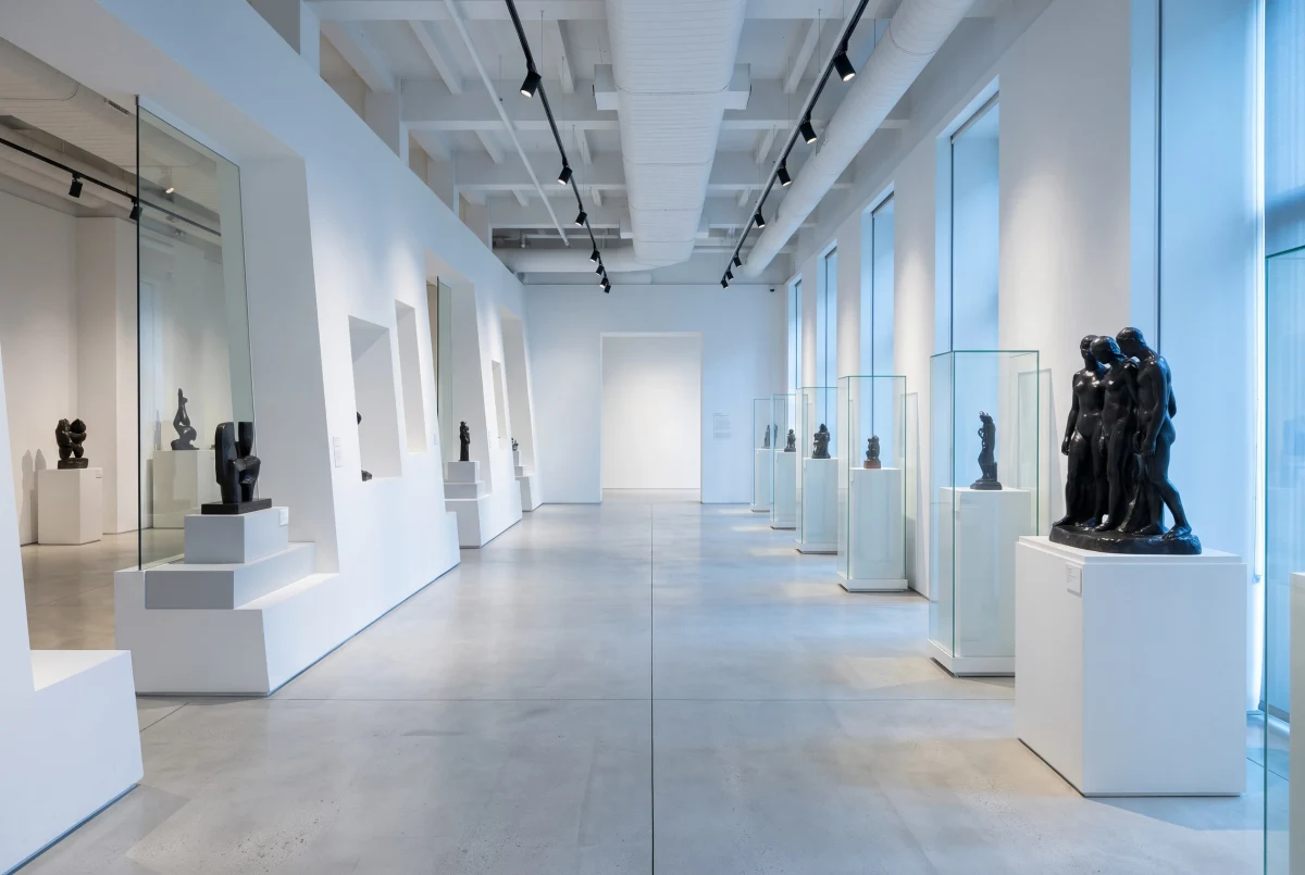 纯白雕塑展陈长廊，文化展陈 AI 设计参考
