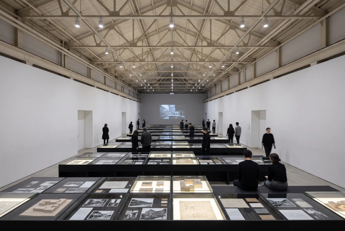 白色工业展厅地台式建筑展陈，文化展陈 AI 设计参考