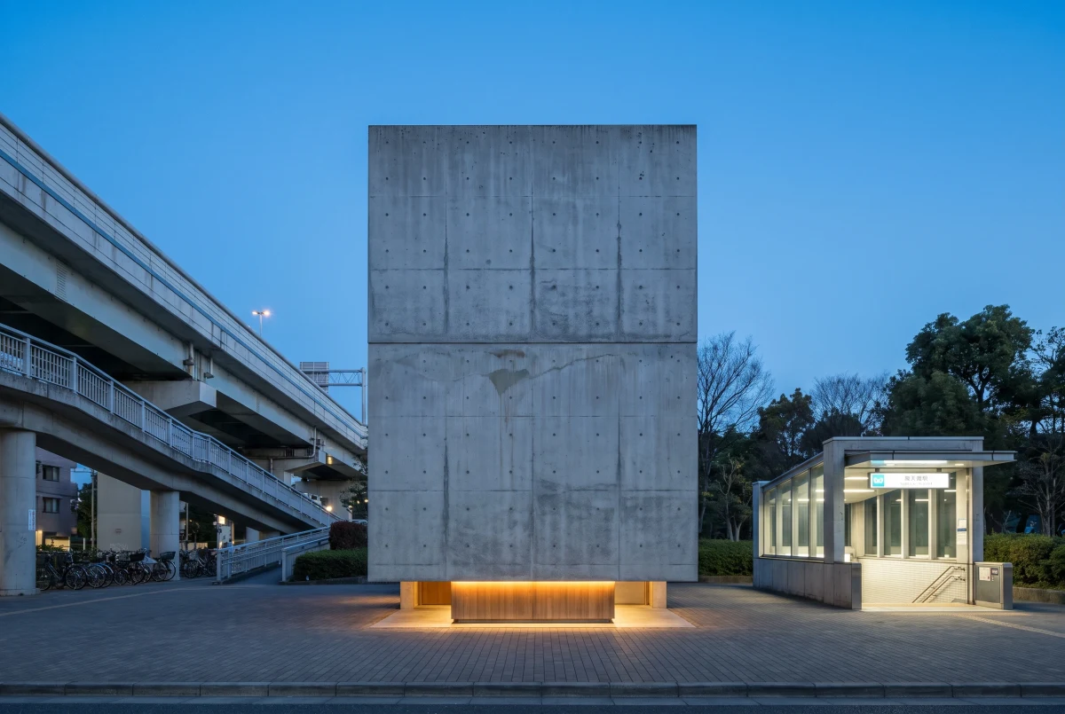 千驮谷站前混凝土公厕，综合公共建筑 AI 设计参考