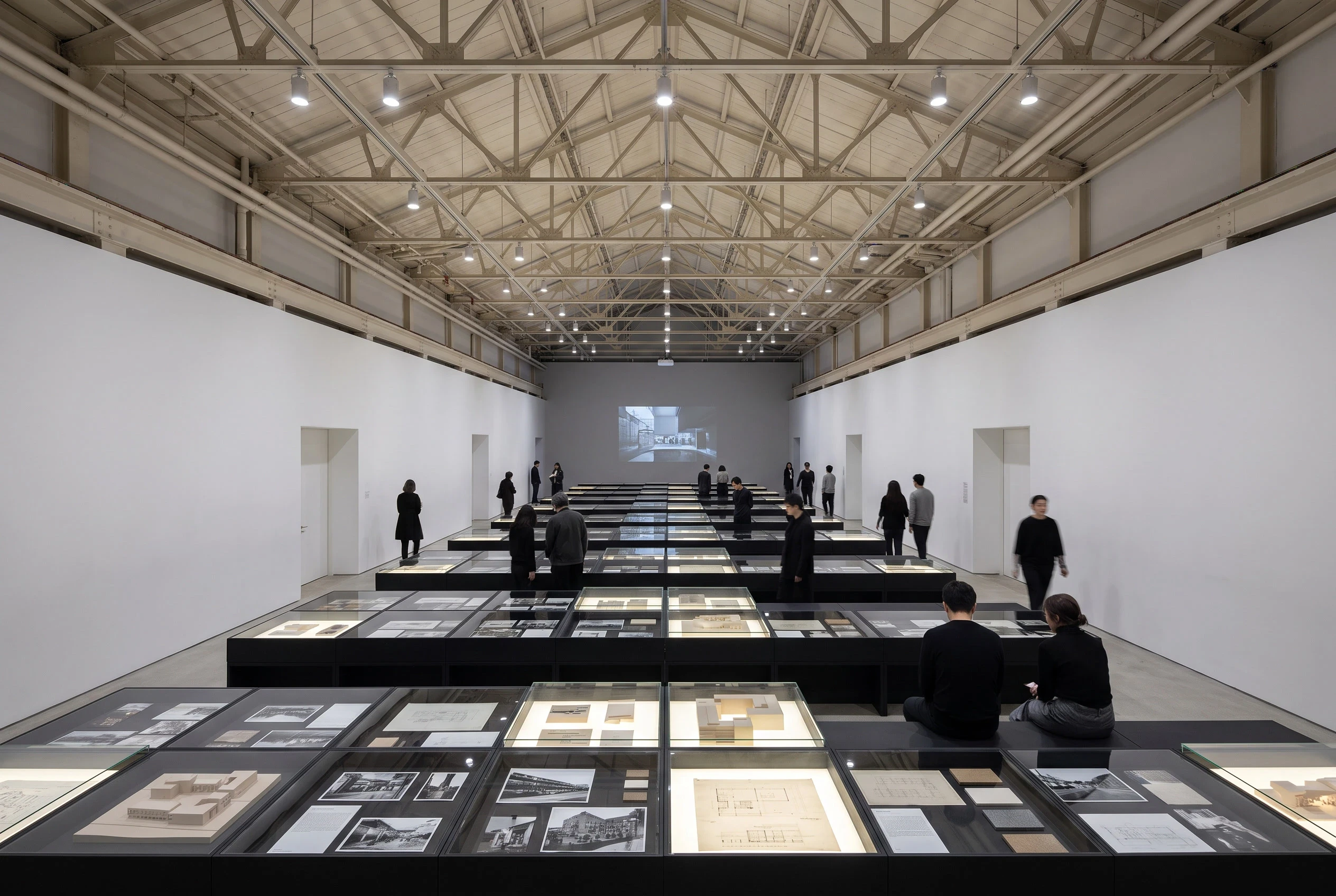 白色工业展厅地台式建筑展陈，文化展陈 AI 设计参考