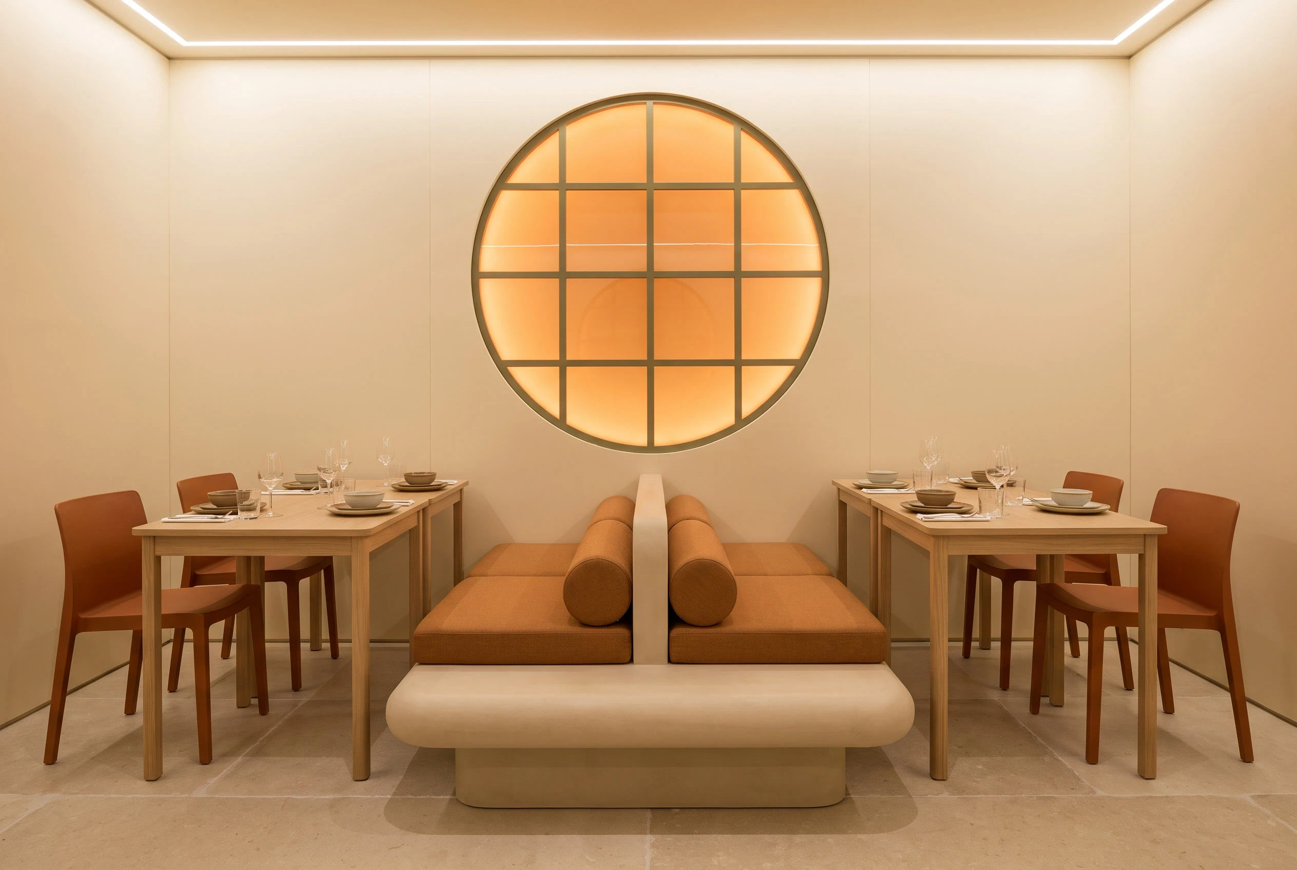 暖橙圆窗餐厅卡座，餐饮 AI 设计参考
