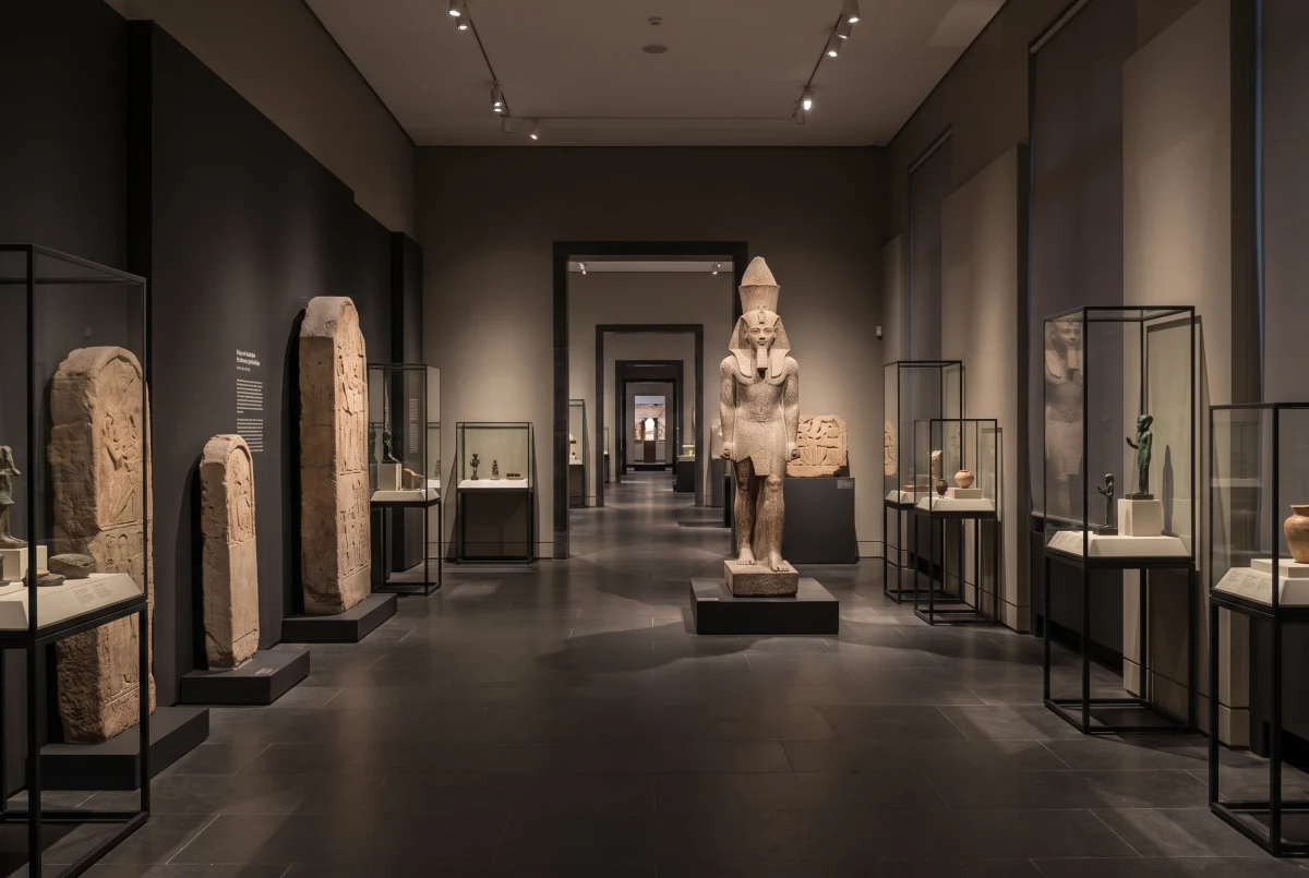 暗调古埃及文物展厅，文化展陈 AI 设计参考