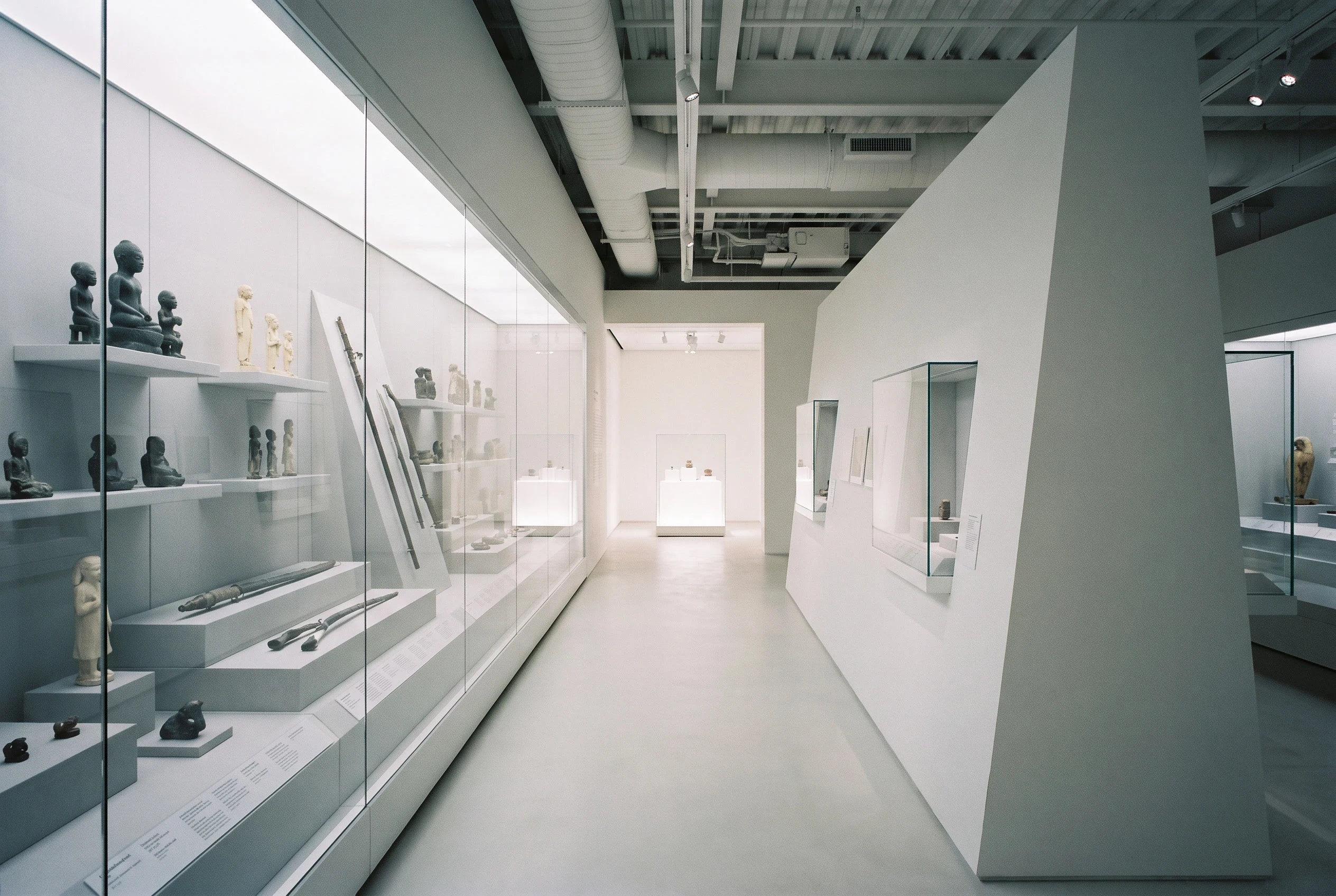 极简白色雕塑展廊，文化展陈 AI 设计参考