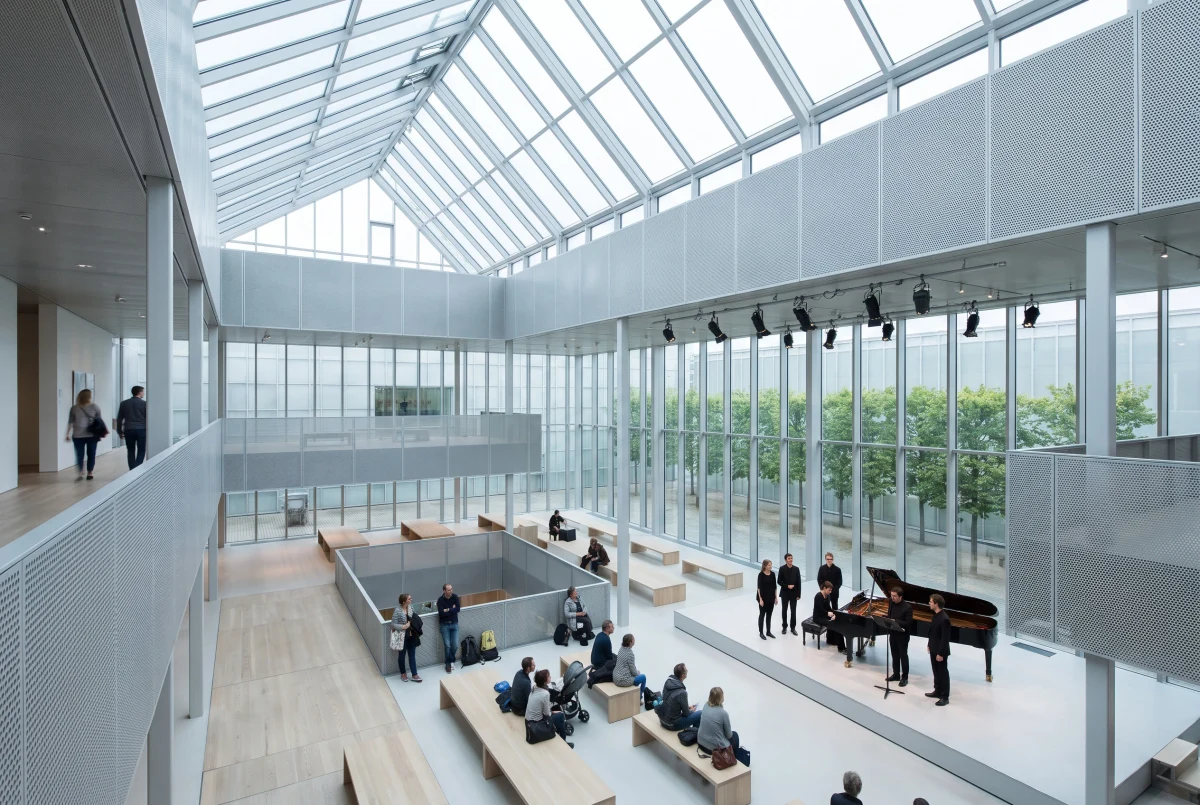 通高中庭展陈空间，文化展陈 AI 设计参考