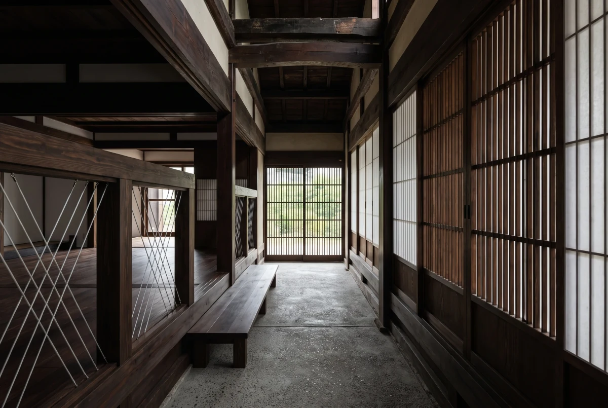 深色木构住宅回廊，住宅 AI 设计参考