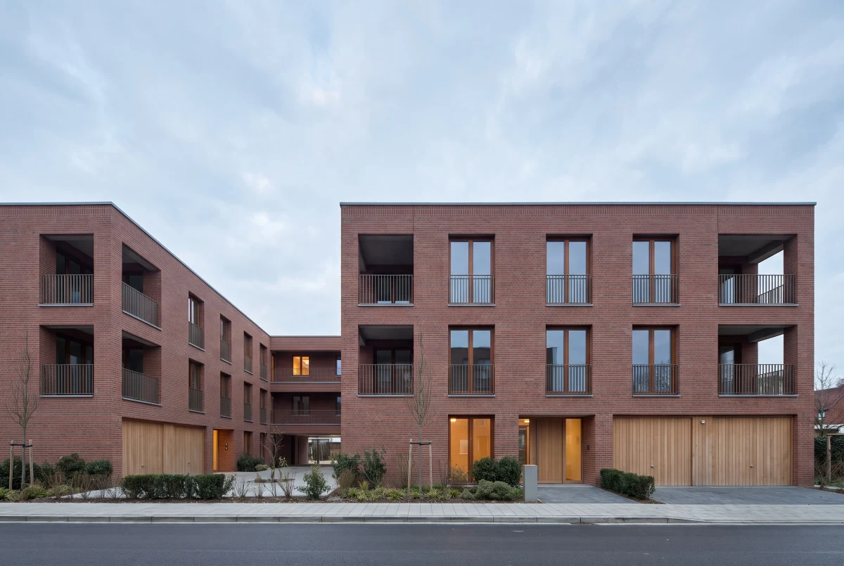 红砖围合式住宅街景，住宅 AI 设计参考