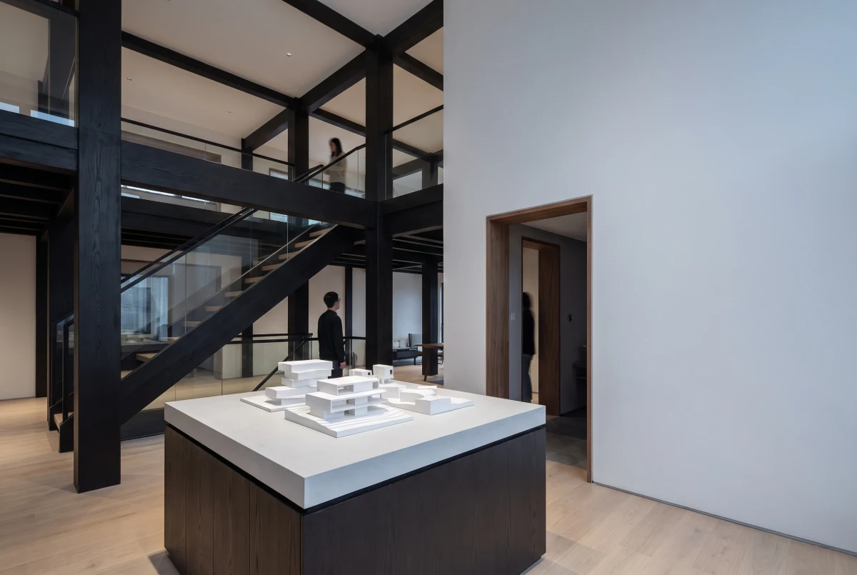 住宅展陈空间与深色木构，住宅 AI 设计参考