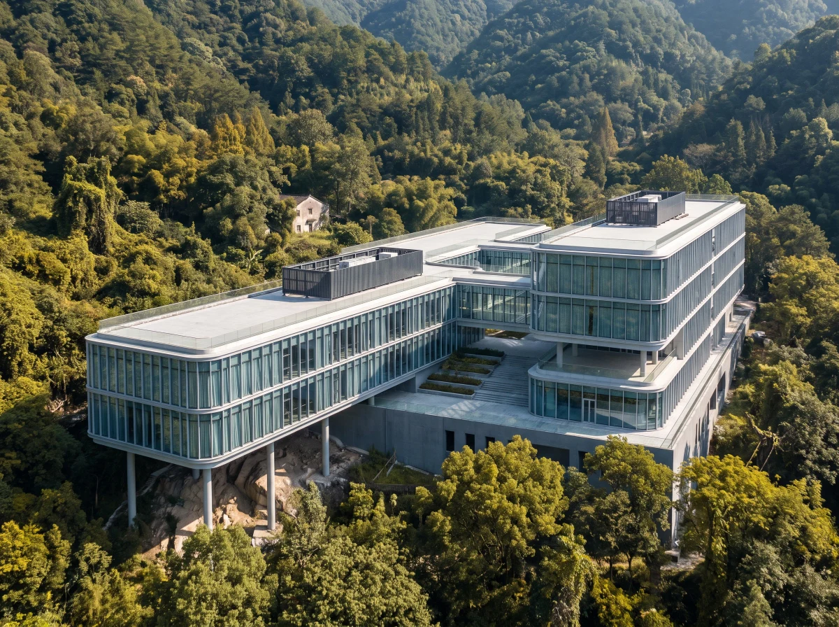 山林中的玻璃校园建筑，教育校园 AI 设计参考