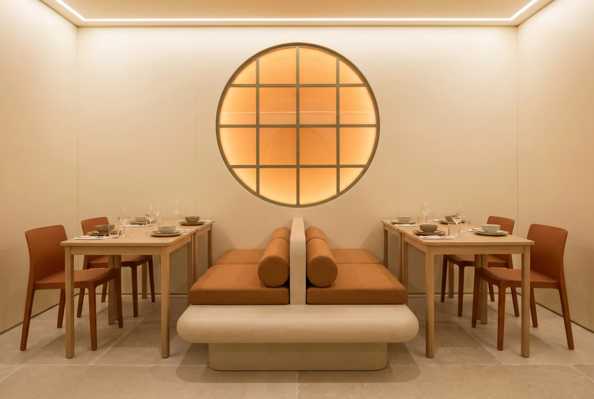 暖橙圆窗餐厅卡座，餐饮 AI 设计参考