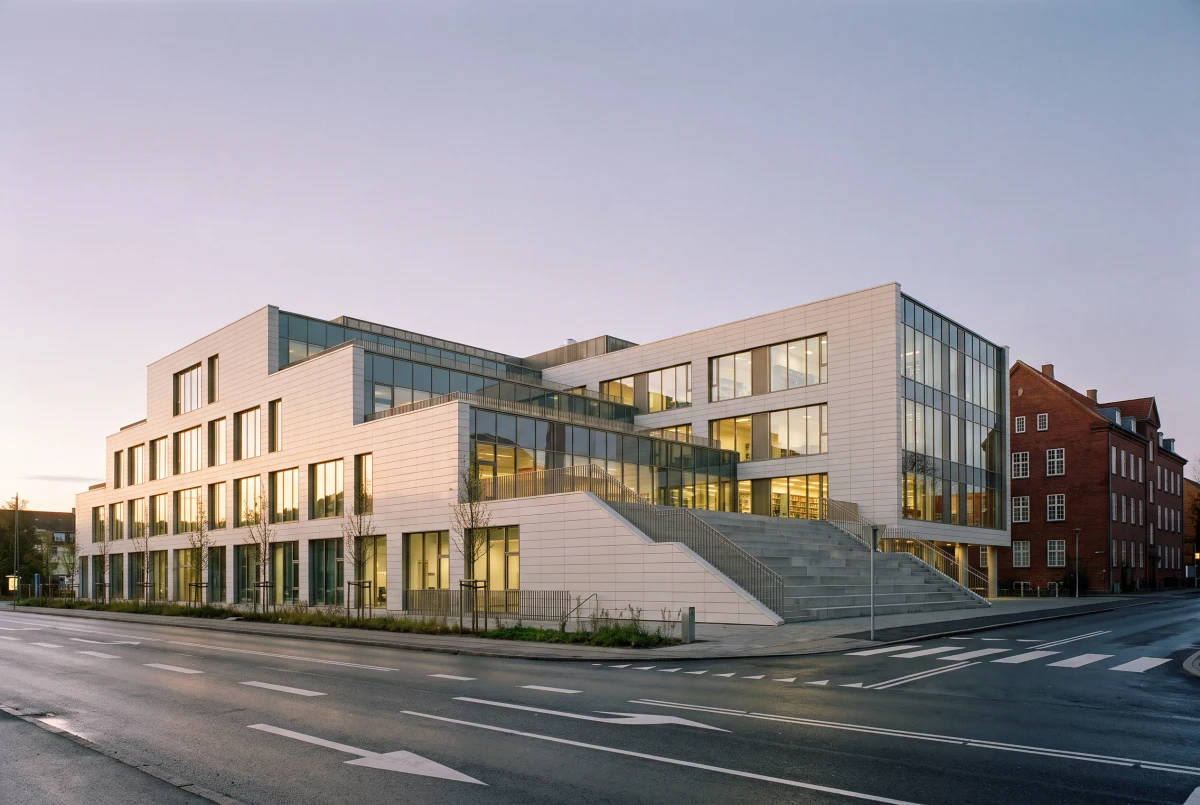 阶梯式城市校园建筑，教育校园 AI 设计参考